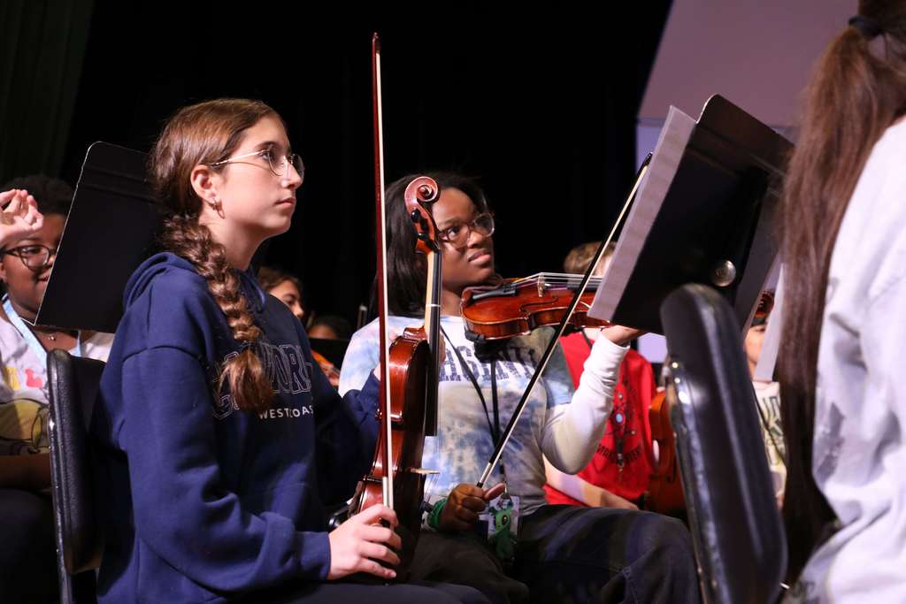 Great Bridge Middle School Orchestra Players performing during a Orchestra workshop with a Palaver Strings musician
