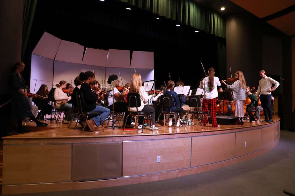 Great Bridge Middle School Orchestra Players performing during a Orchestra workshop with a Palaver Strings musician
