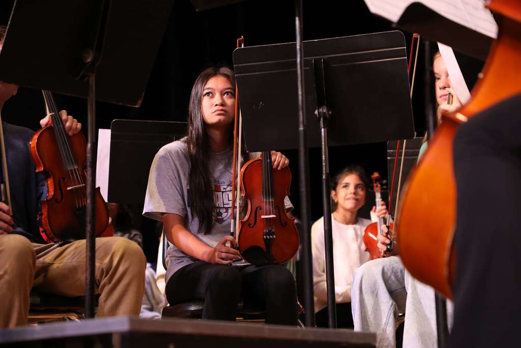 Great Bridge Middle School Orchestra Players performing during a Orchestra workshop with a Palaver Strings musician