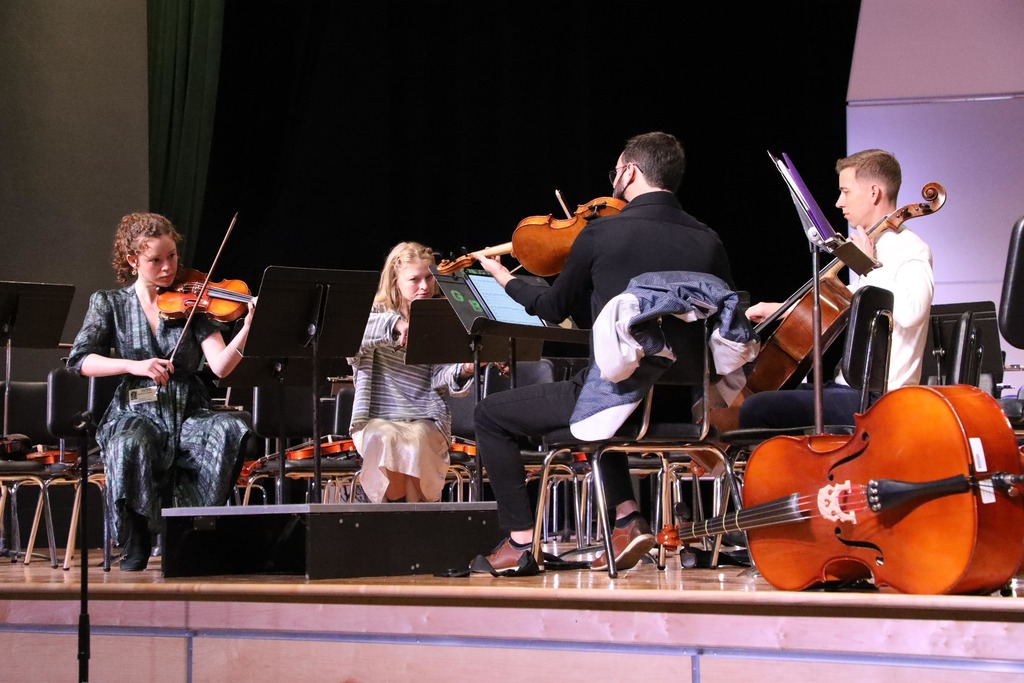 Palaver String Quartet performing a demonstration song 