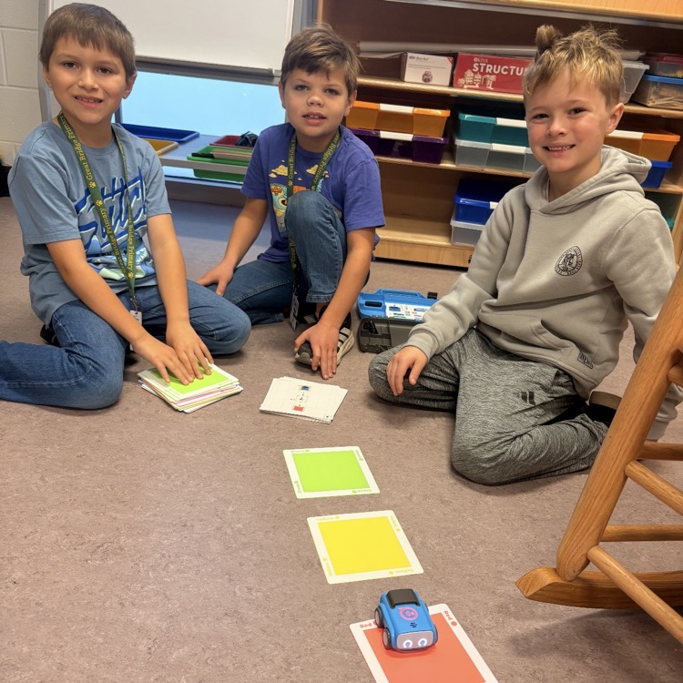 2nd graders using sphero indi robots