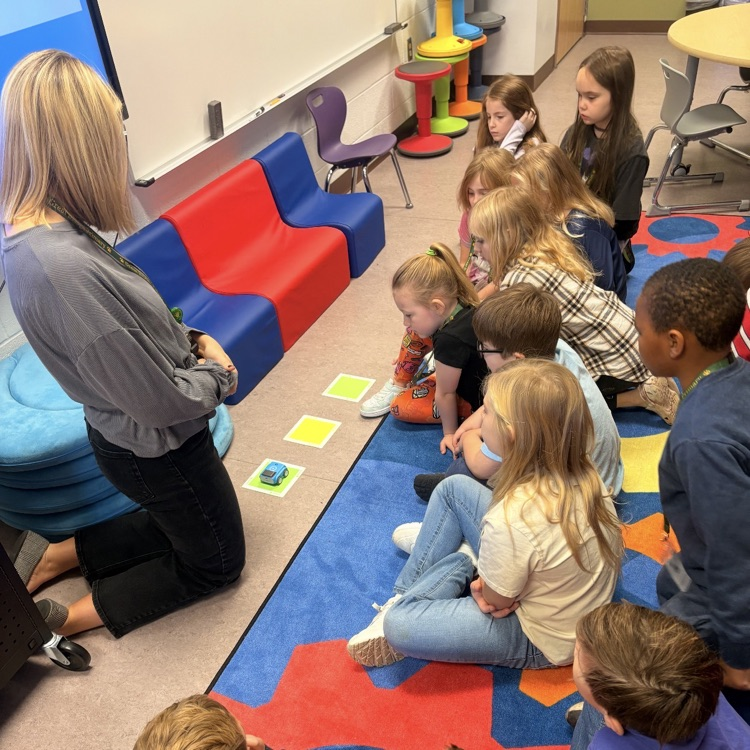 2nd graders using sphero indi robots