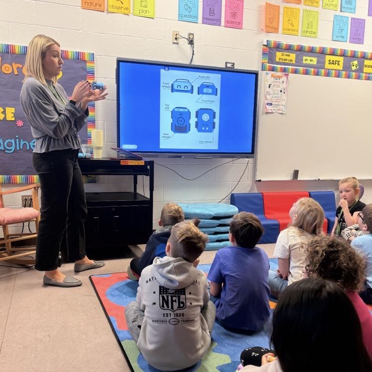 2nd graders using sphero indi robots