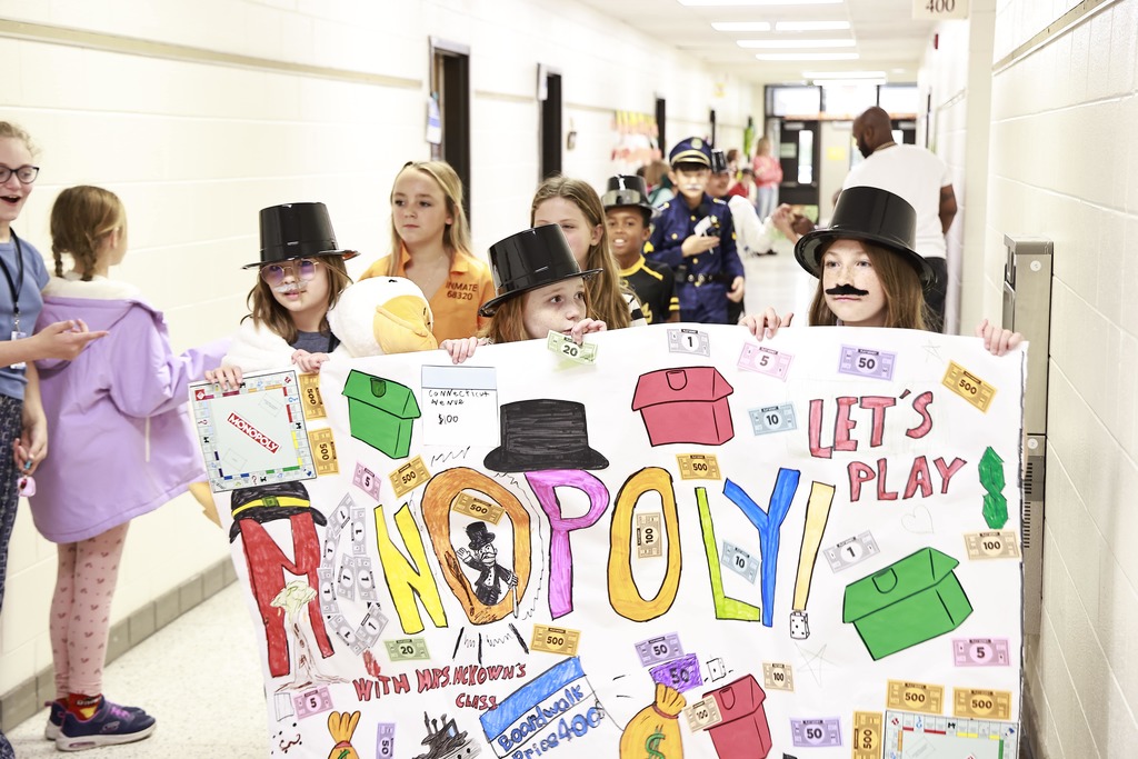 GBI Students walking in their thanksgiving parade