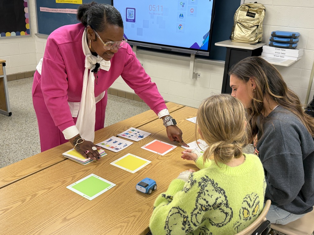 Using the INDY car with colored tiles to program