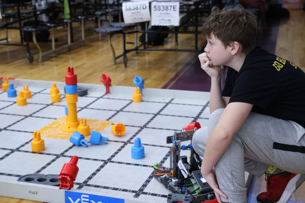 boy profile squatting and waiting for comp to start