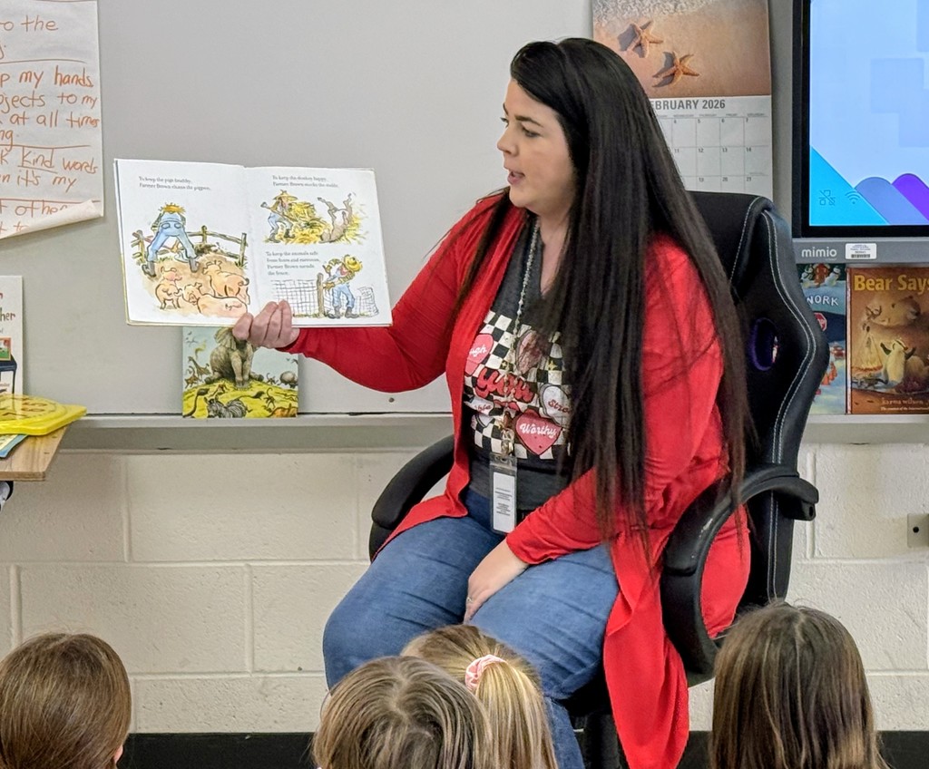 Look who dropped by!  Mrs. Phillips’ students got a huge surprise today when Mrs. Hammond visited as their guest reader.