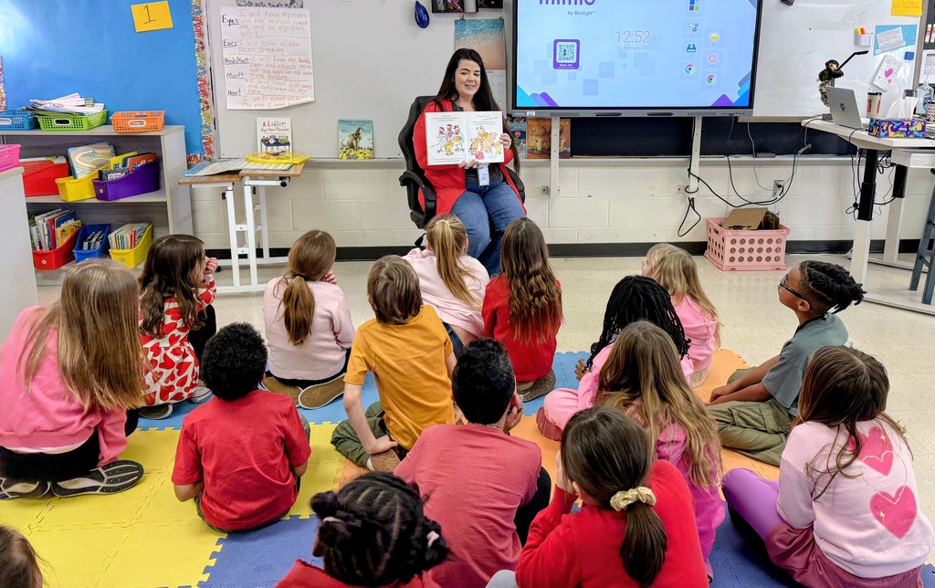 Look who dropped by!  Mrs. Phillips’ students got a huge surprise today when Mrs. Hammond visited as their guest reader.