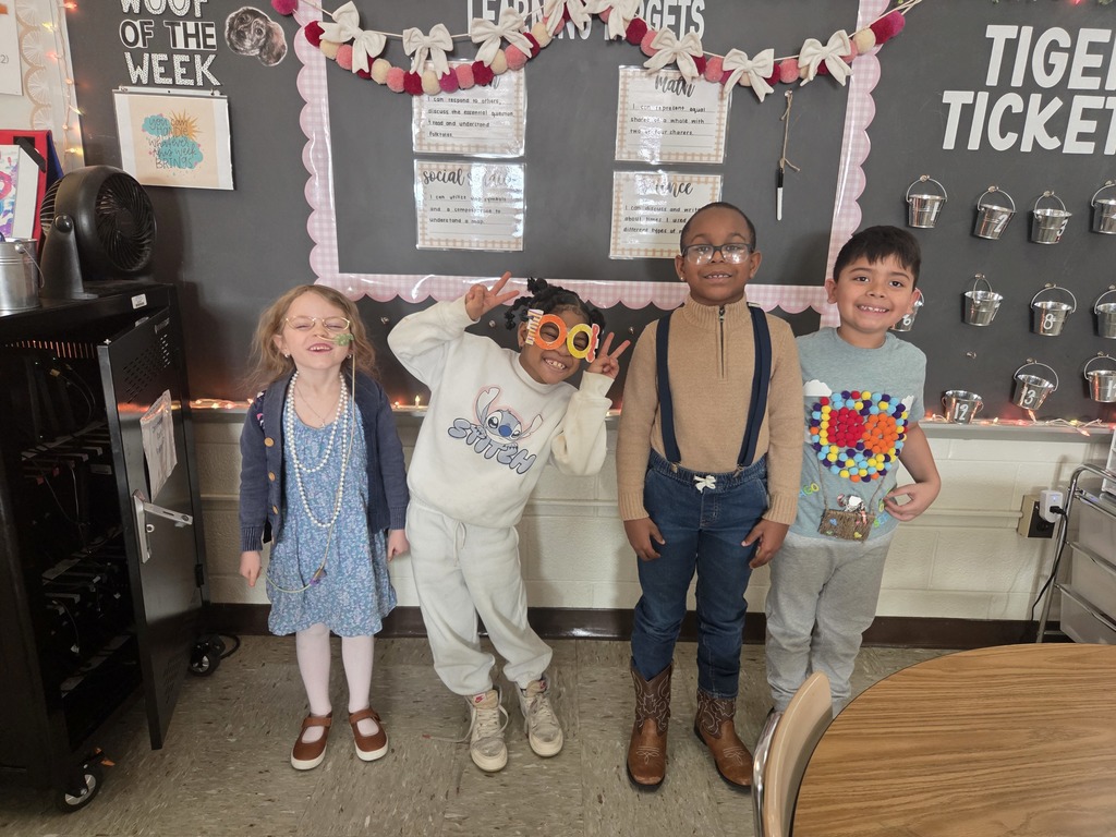 1st Grade students dressed for 100th day