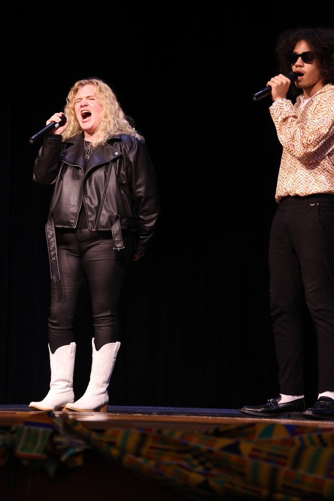 Crestwood Middle students singing.