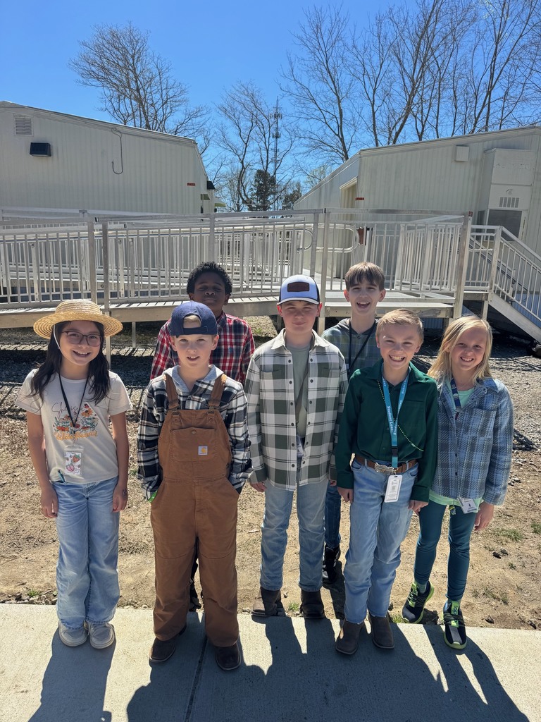 7 students dressed up for farm day 