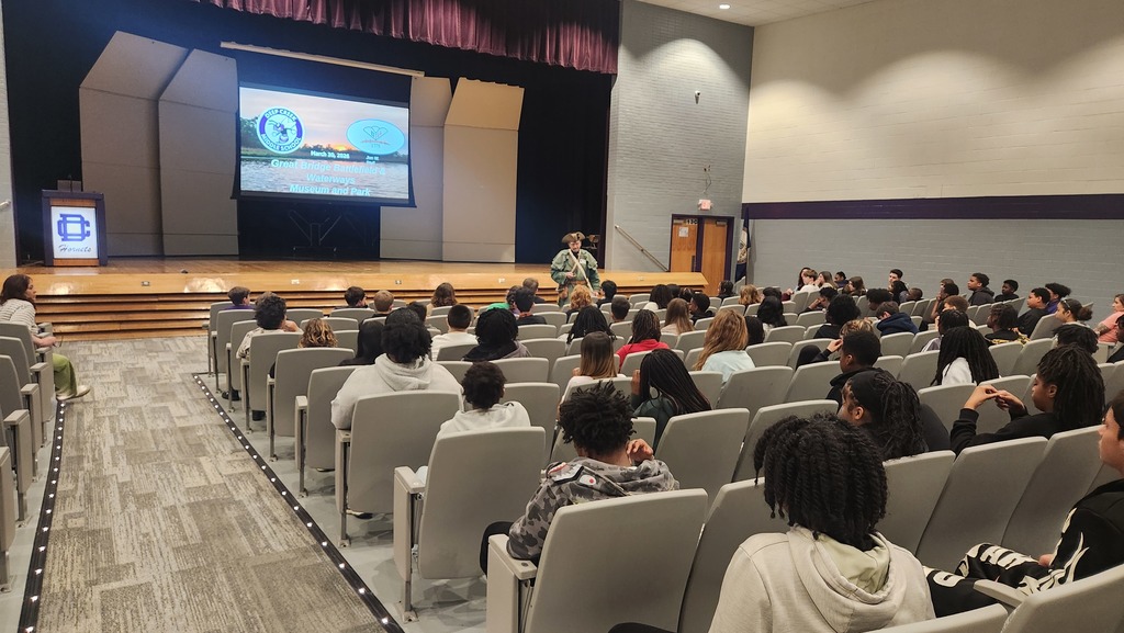 A revolutionary war re-enactor presenting the Battle of Great Bridge to seventh graders. 