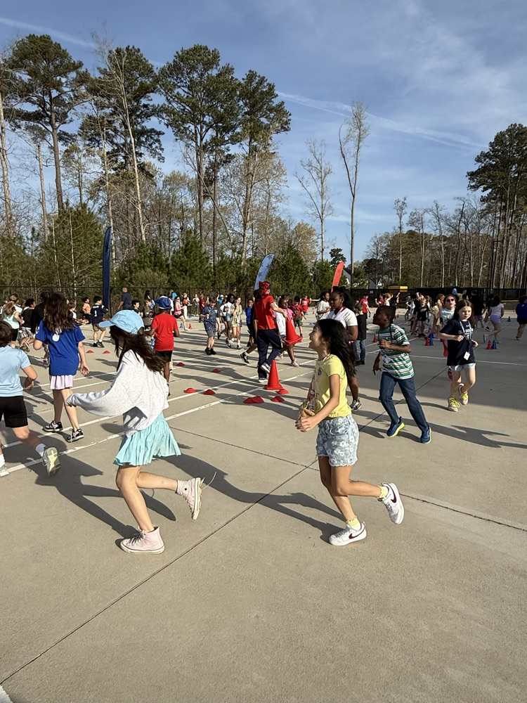 kids running around for the fun run