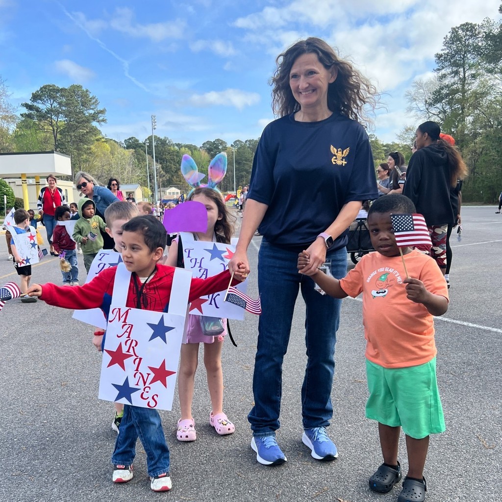 Students showing appreciation for servicemen and women