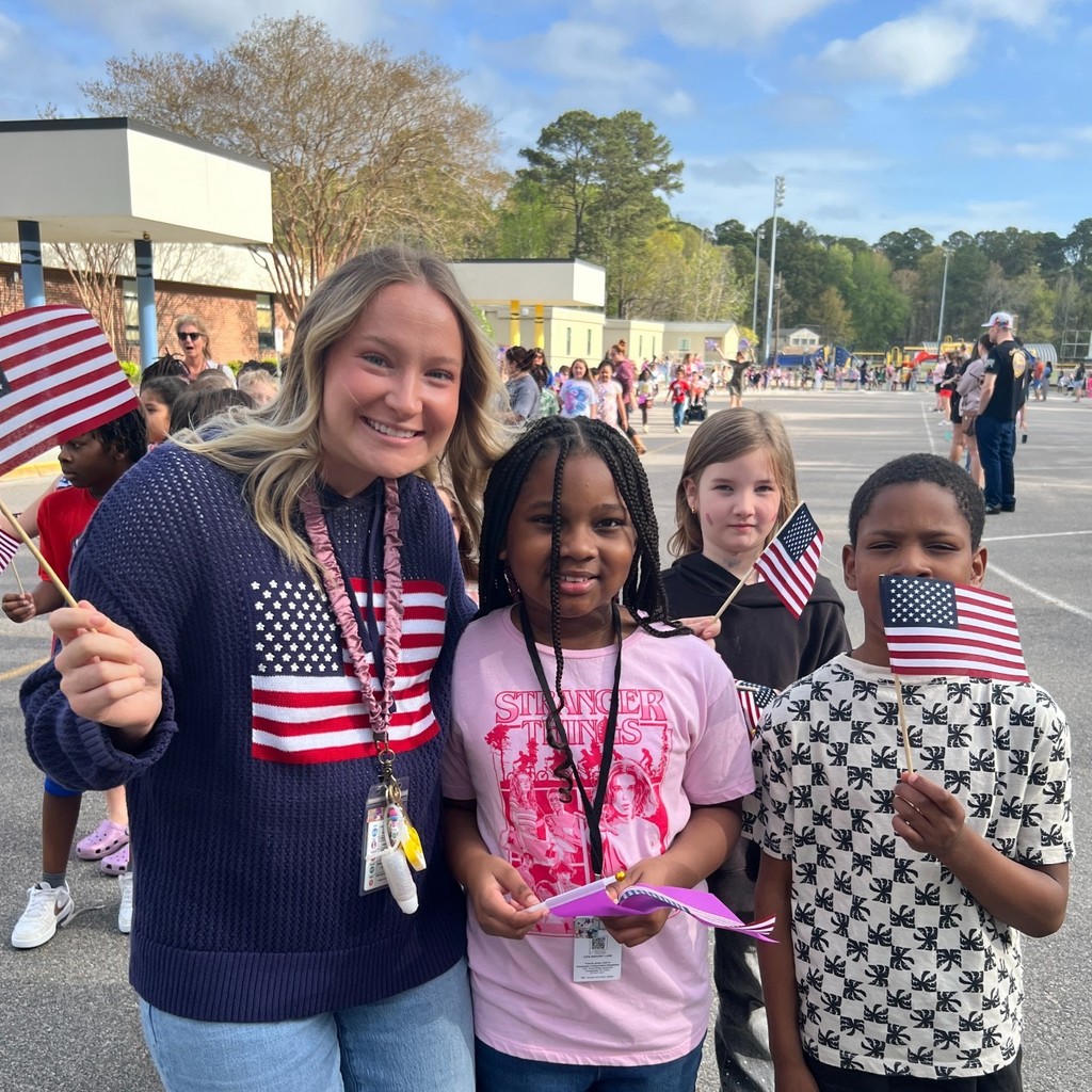 Students showing appreciation for servicemen and women
