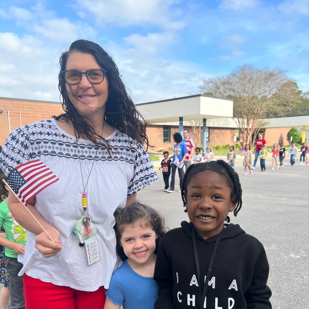 Students showing appreciation for servicemen and women