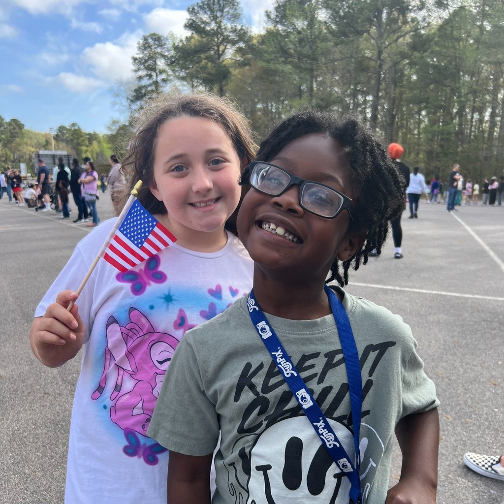 Students showing appreciation for servicemen and women