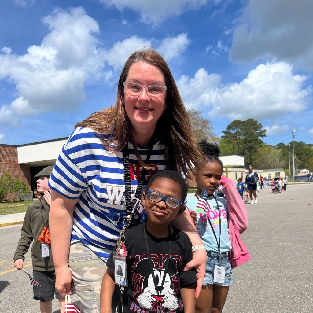 Students and staff showing appreciation for our military