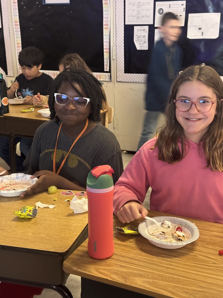 Kids eating ice cream 