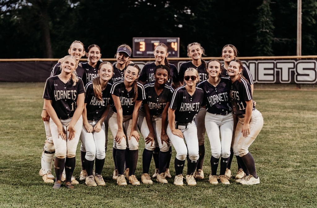 DCHS softball team group picture