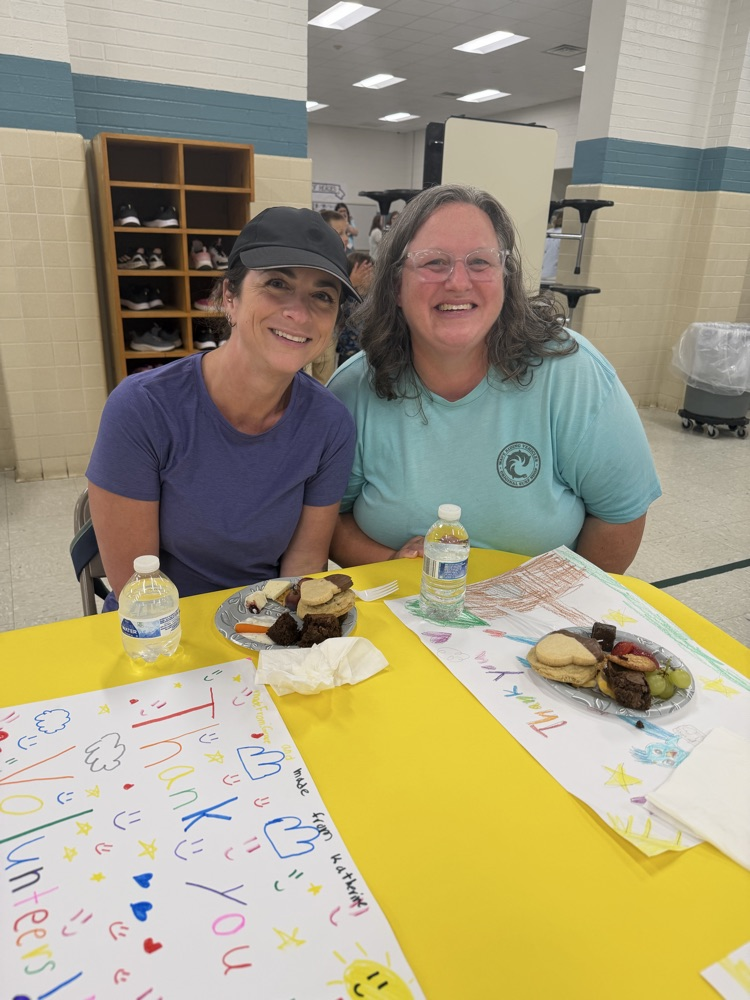 volunteers eating together
