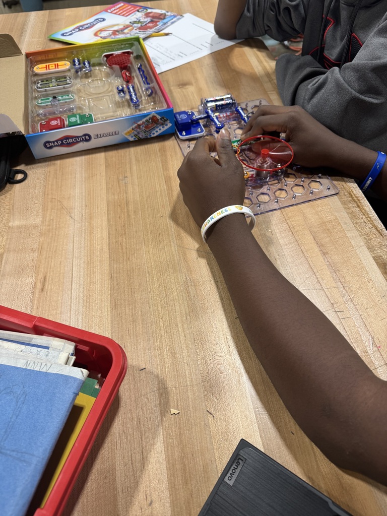 students creating SNAP circuits in technology class