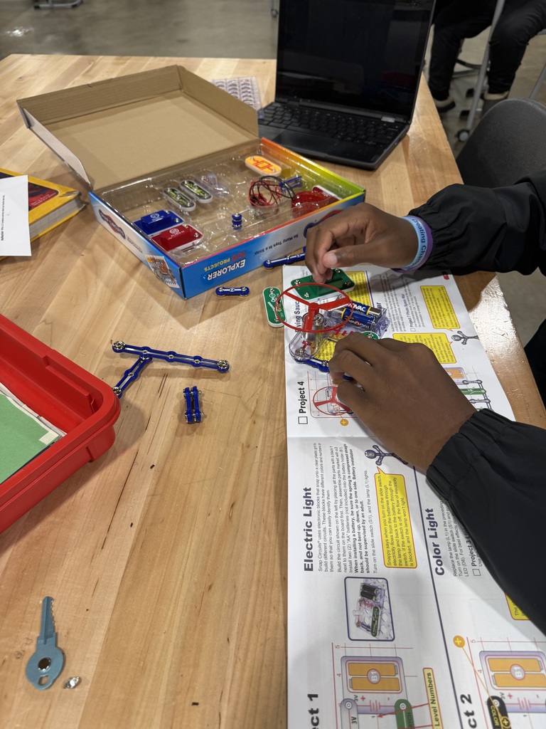students creating SNAP circuits in technology class