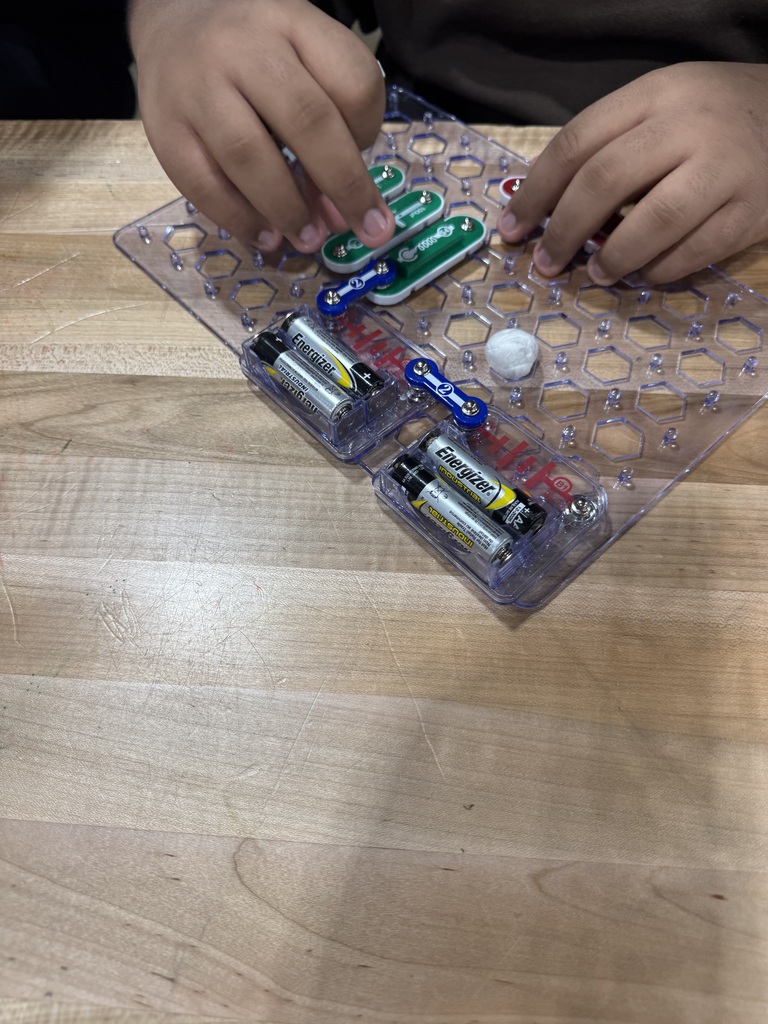 students creating SNAP circuits in technology class