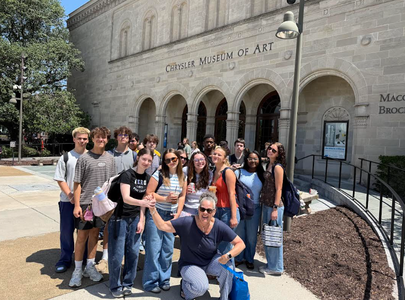 Latin students smiling outside museum entrance