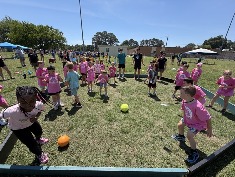 children playing at field day