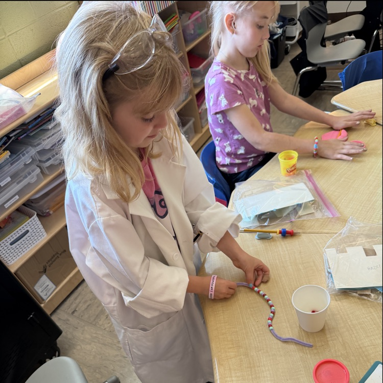 student creating a pattern bracelet