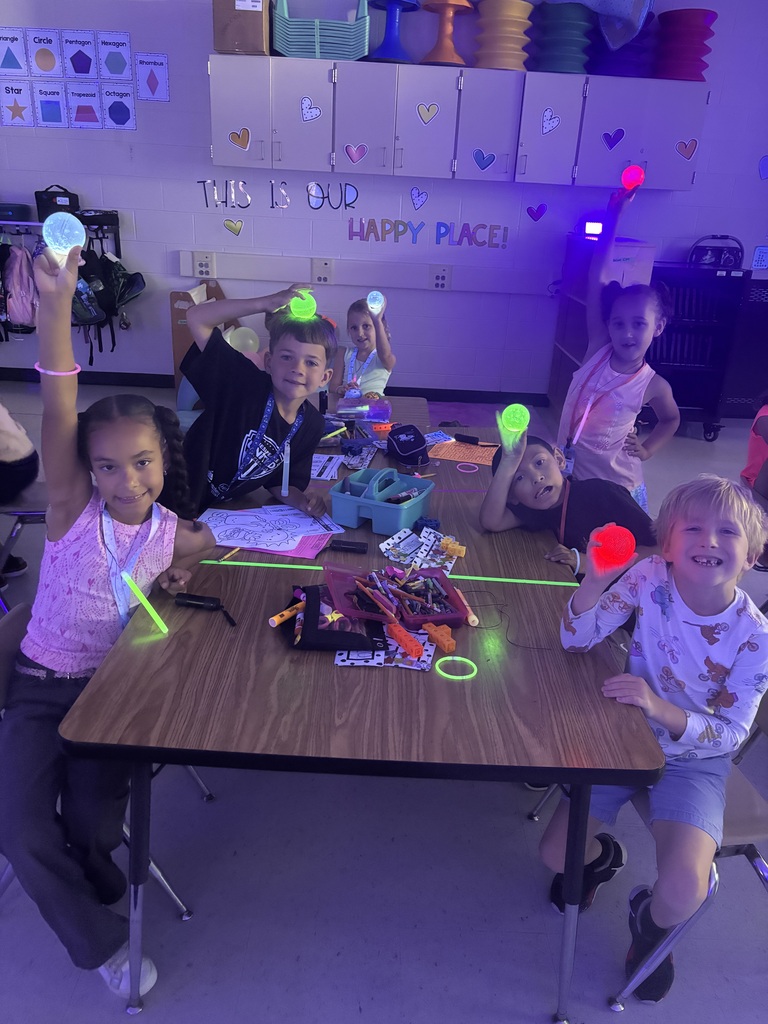 Ms. DeLeo’s class had a BRIGHT and fun Glow Day to finish off the great school year!