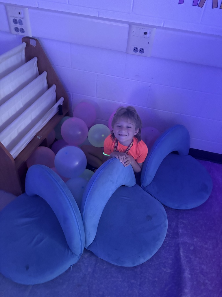 Ms. DeLeo’s class had a BRIGHT and fun Glow Day to finish off the great school year!