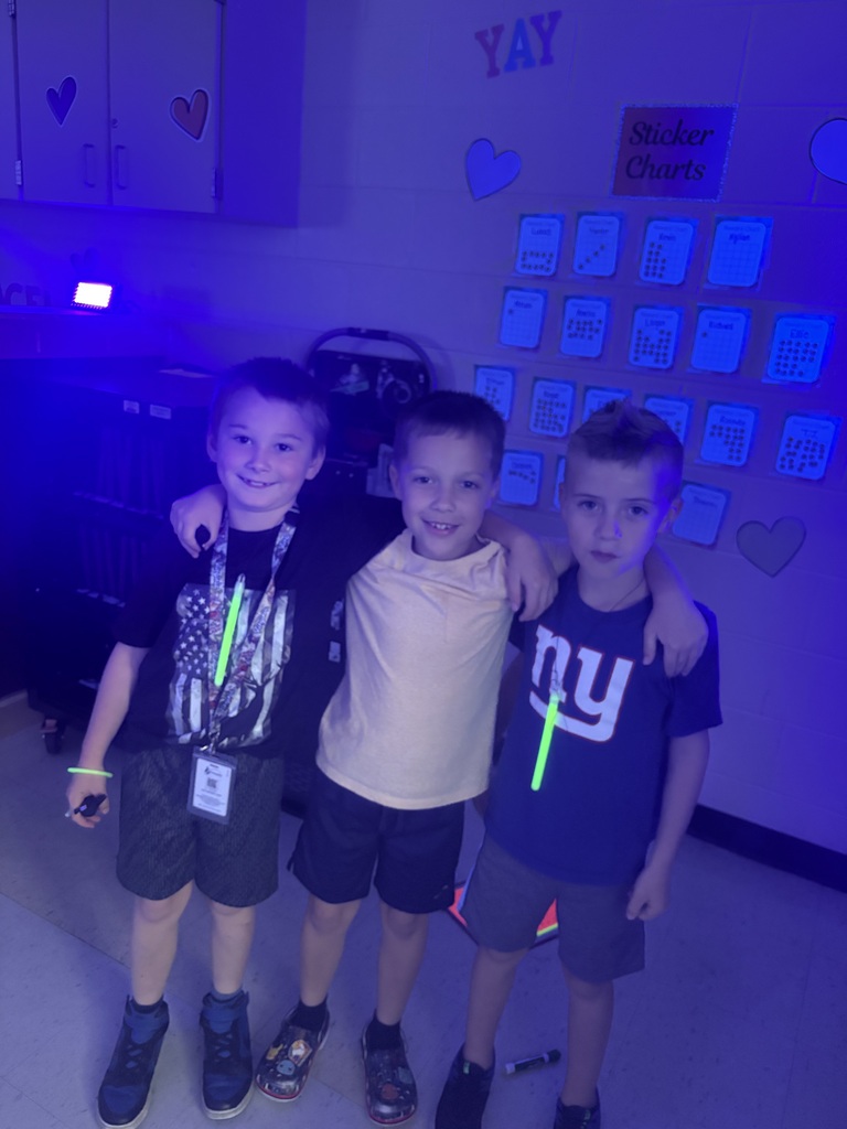 Ms. DeLeo’s class had a BRIGHT and fun Glow Day to finish off the great school year!
