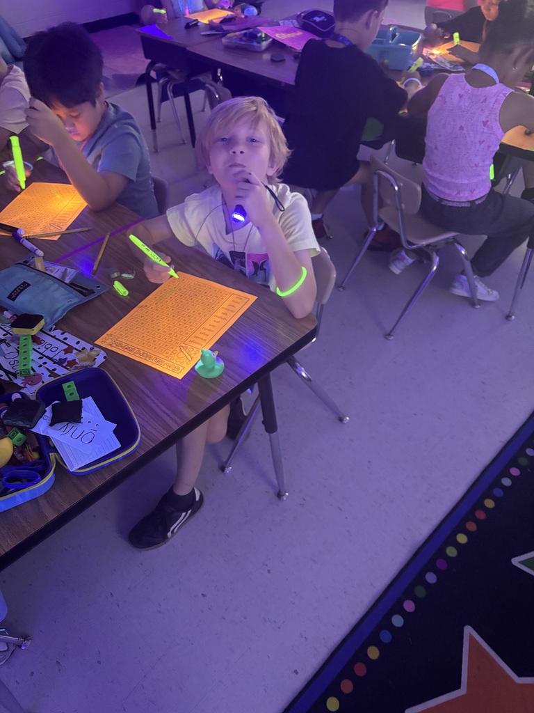 Ms. DeLeo’s class had a BRIGHT and fun Glow Day to finish off the great school year!