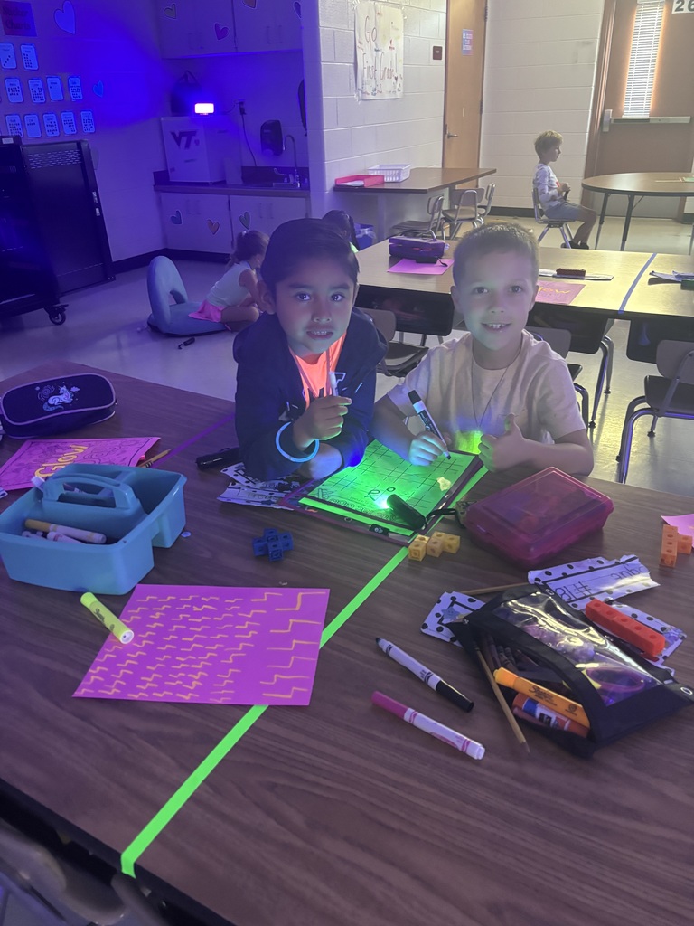 Ms. DeLeo’s class had a BRIGHT and fun Glow Day to finish off the great school year!