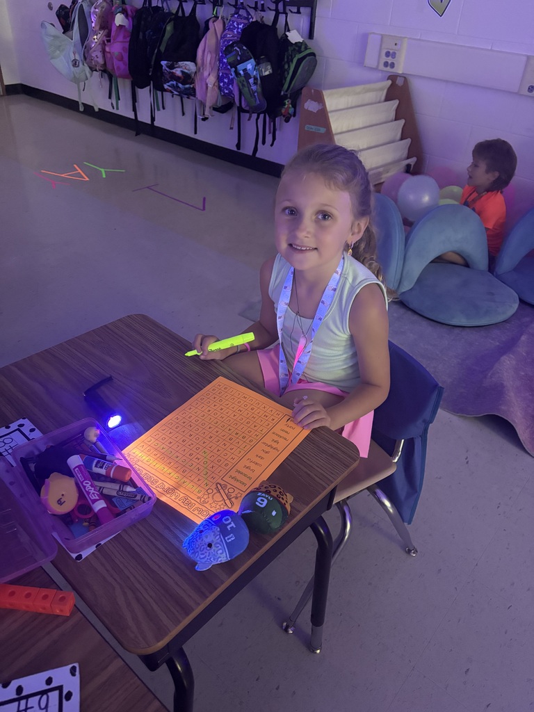 Ms. DeLeo’s class had a BRIGHT and fun Glow Day to finish off the great school year!