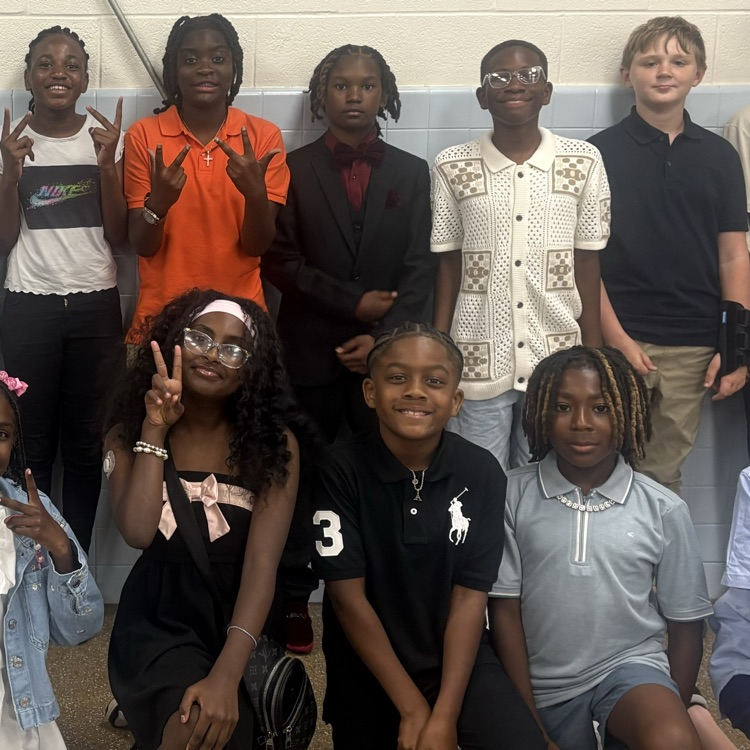 Mrs. Tynes class smiling. 
