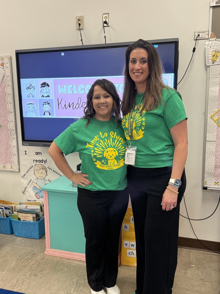 Mrs. Tucker and Mrs. H ready to meet their new class of kindergarten students on Meet and Greet!
