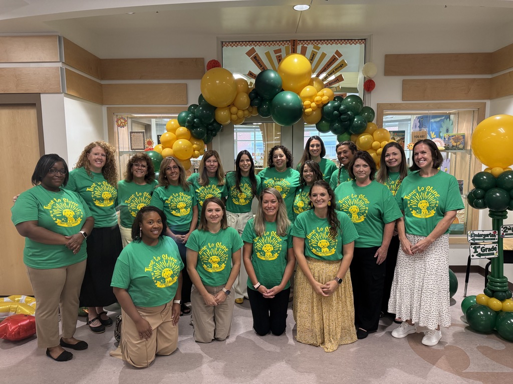 Kindergarten teachers pose together for a group photo at Meet & Greet