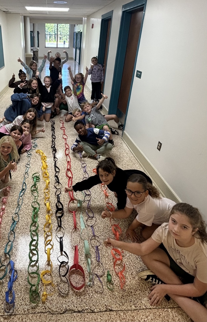 third grade students with their paper chains