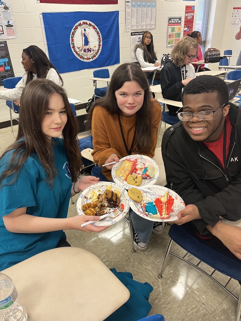AP Government students with cakes representing knowledge of different eras of federalism