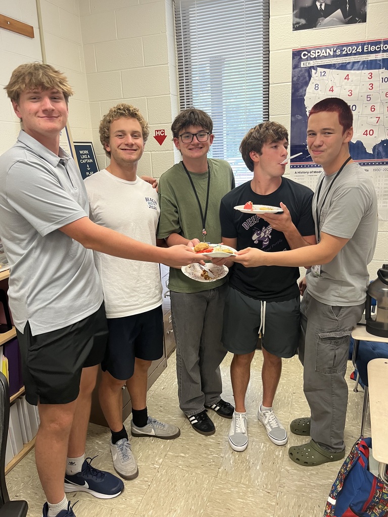 AP Government students with cakes representing knowledge of different eras of federalism