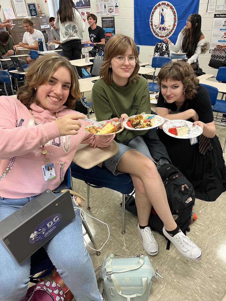 AP Government students with cakes representing knowledge of different eras of federalism