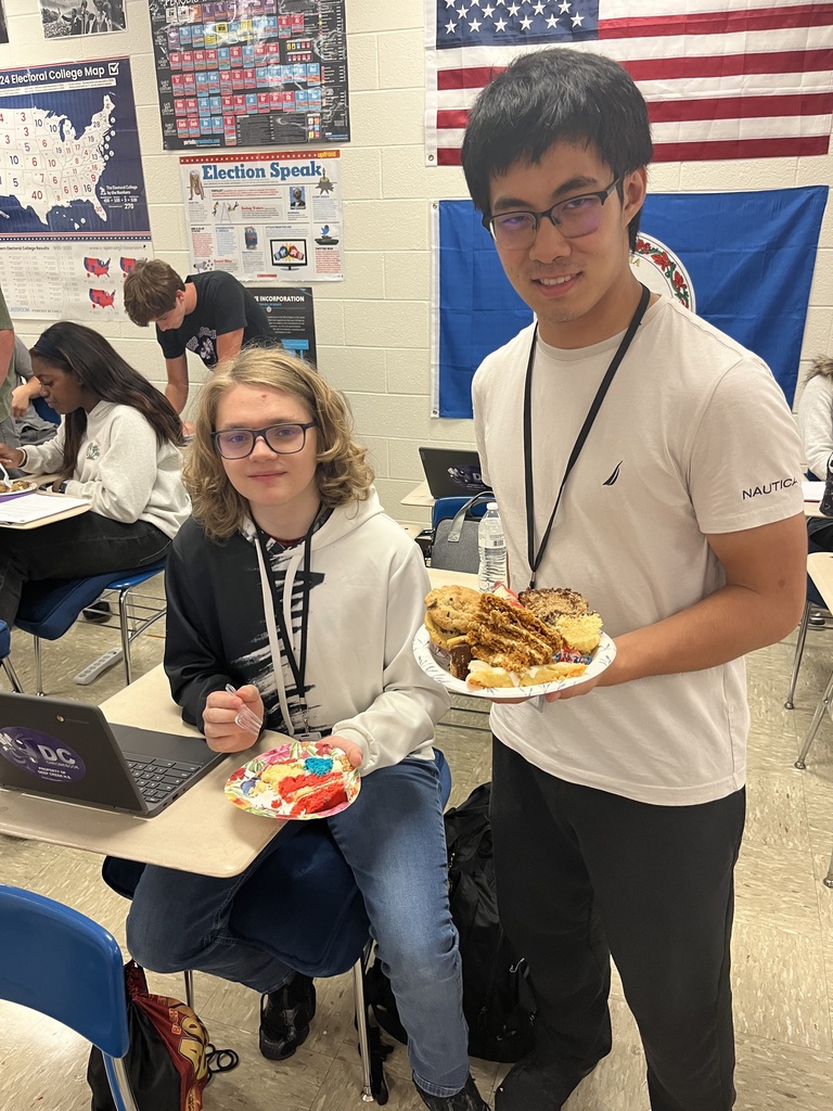 AP Government students with cakes representing knowledge of different eras of federalism
