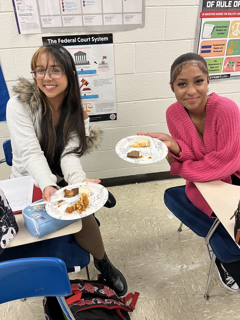 AP Government students with cakes representing knowledge of different eras of federalism