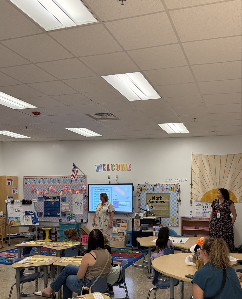 Mrs. Brinn presenting to her kindergarten parents during Open house.