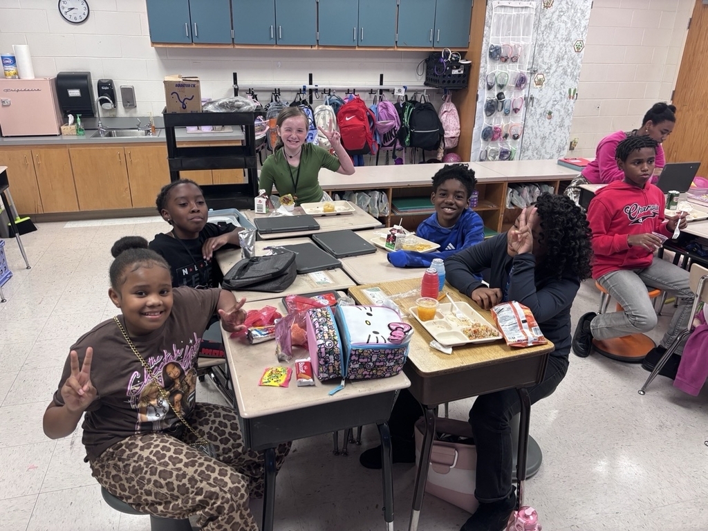 students eating lunch in the classroom
