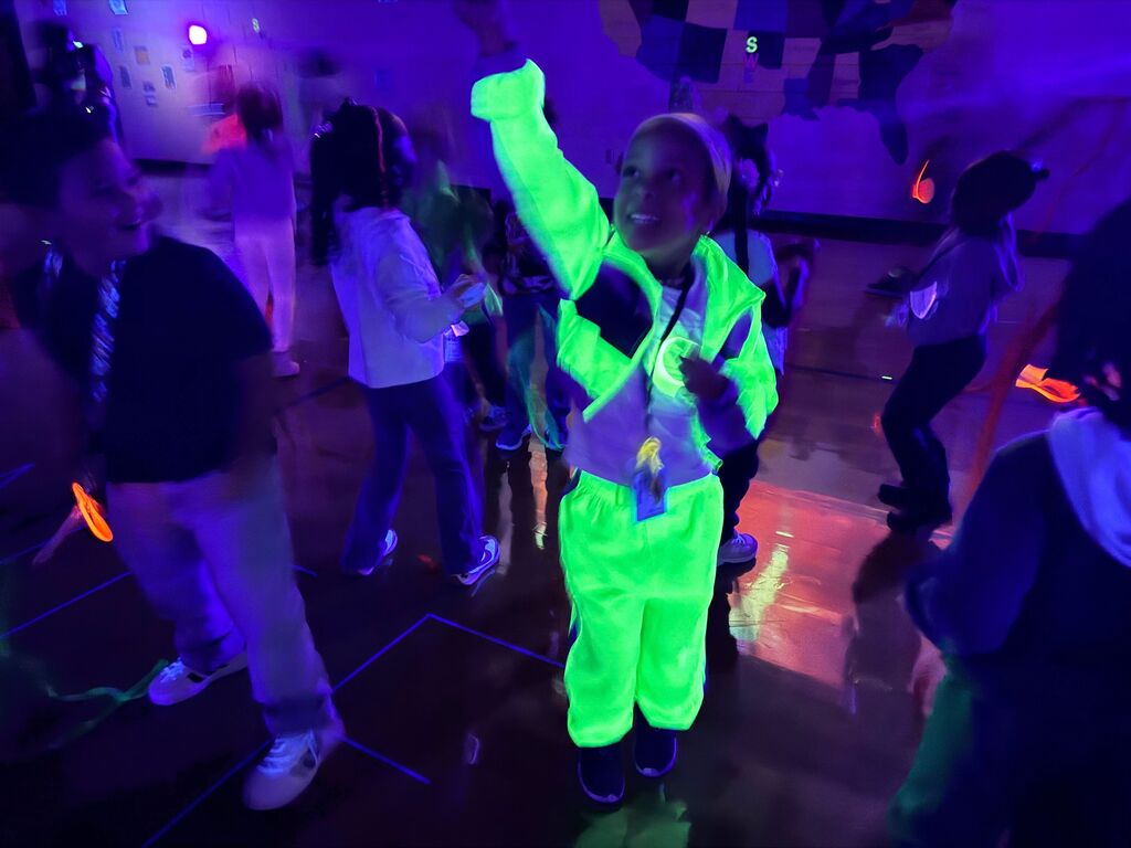 students at the glow run