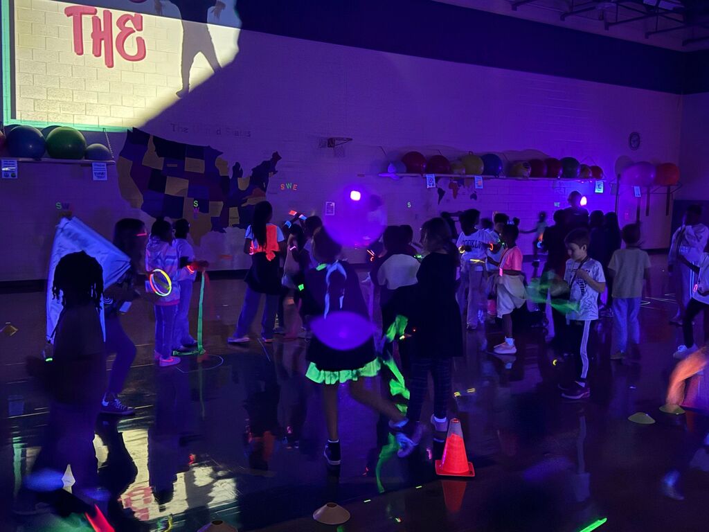 students at the glow run
